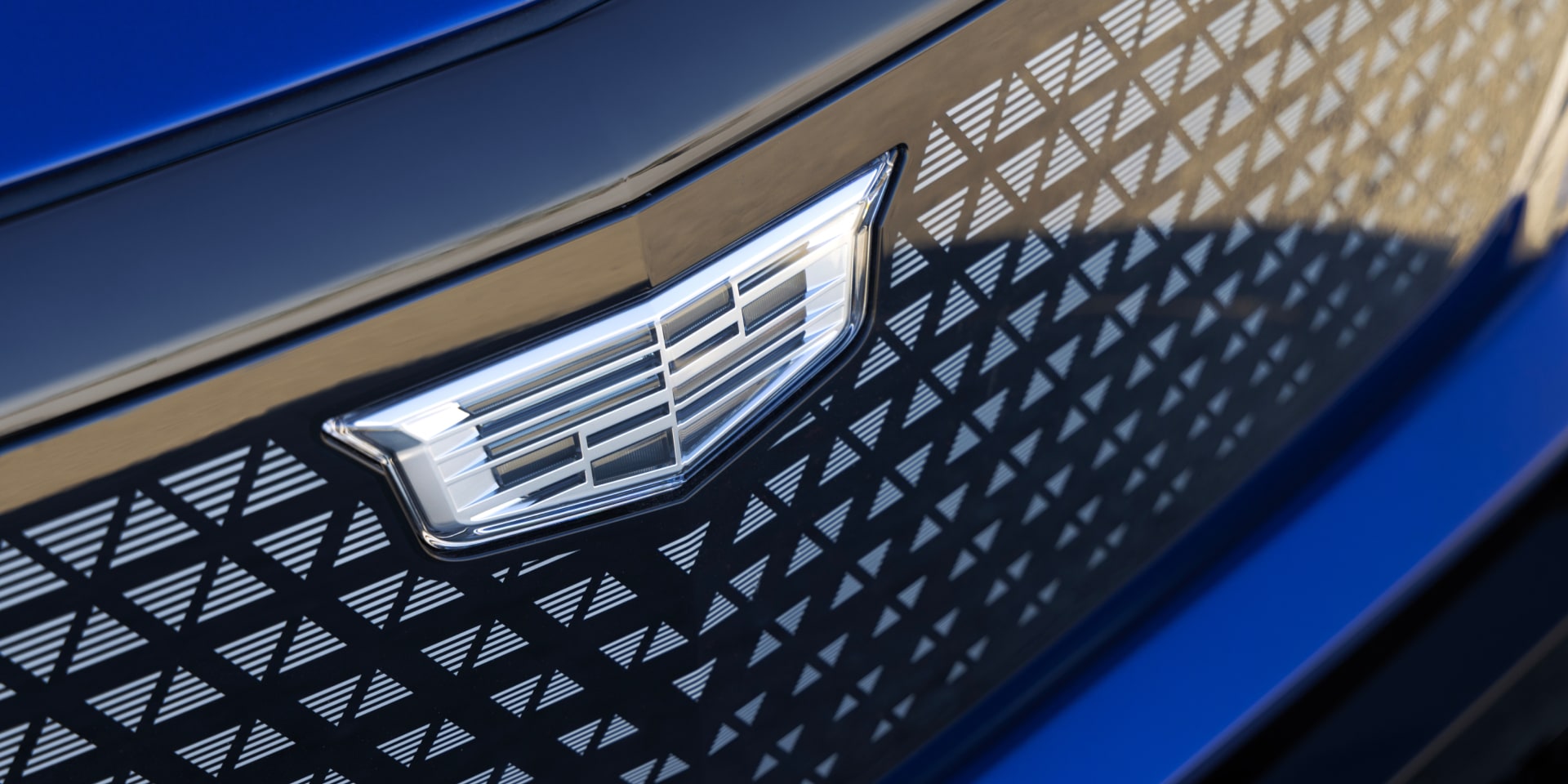 Close-up of the Cadillac Logo on the 2026 VISTIQ Grille