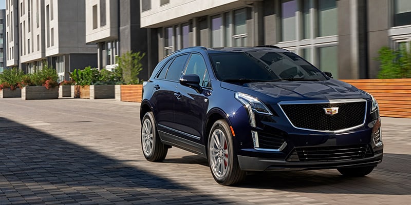 2023 Cadillac XT5 driving in the city