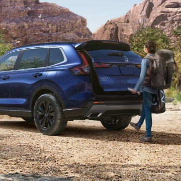 owner opening tailgate hands-free