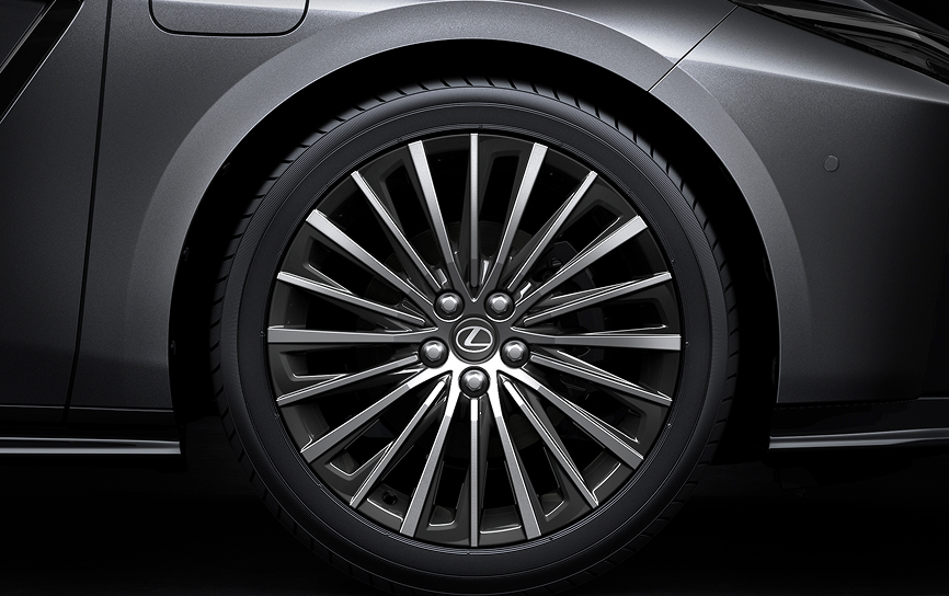ES 500e shown with 21-inch Luxury wheel.