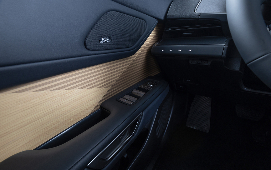 ES 500e Luxury shown in Black with Bamboo trim