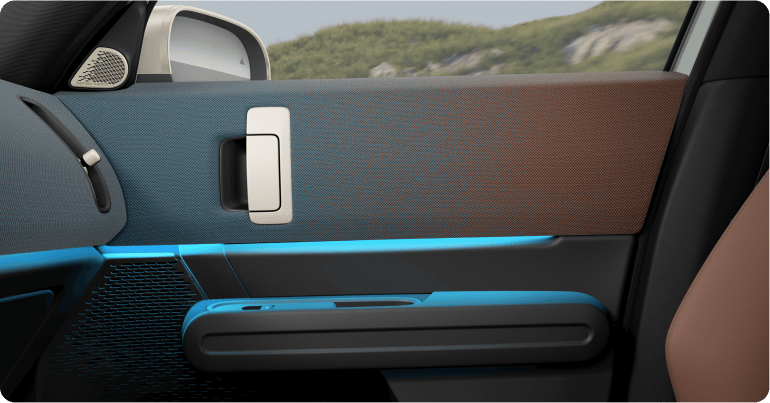 The interior door panel of the MINI Countryman S ALL4.
