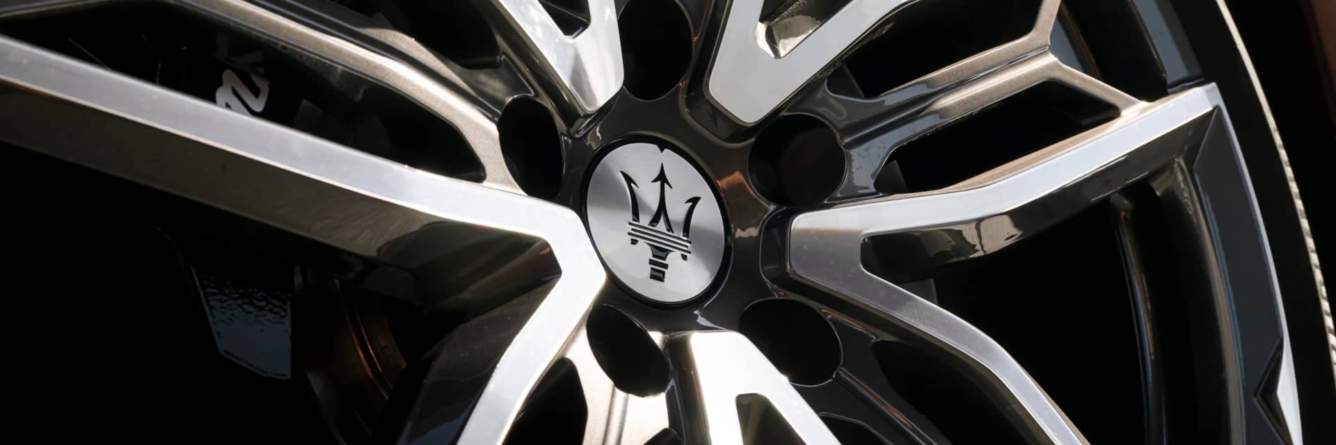 Close up view of a 2023 Maserati Quattroporte wheel