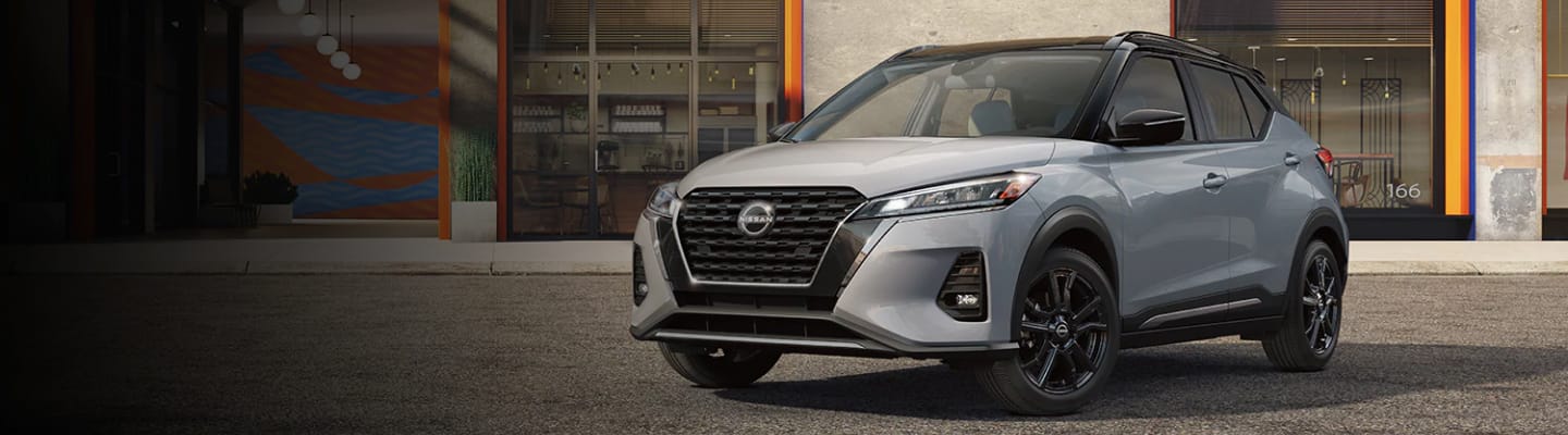 Three quarter view of silver Nissan Kicks