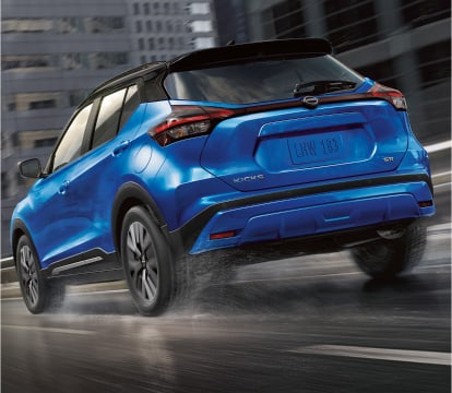 2023 Nissan Kicks driving in the rain