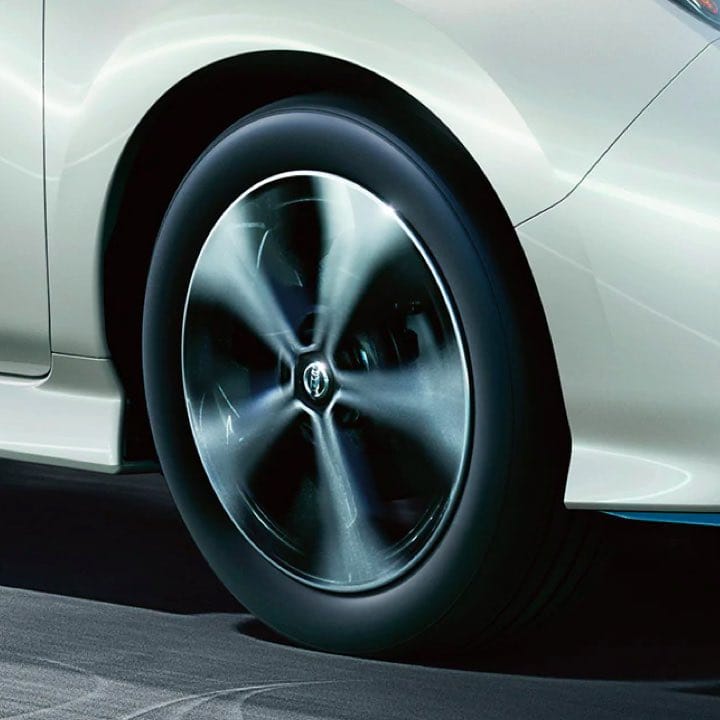 2021 Nissan LEAF front rim and tire