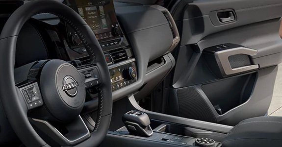 2022 Nissan Pathfinder steering wheel and dash
