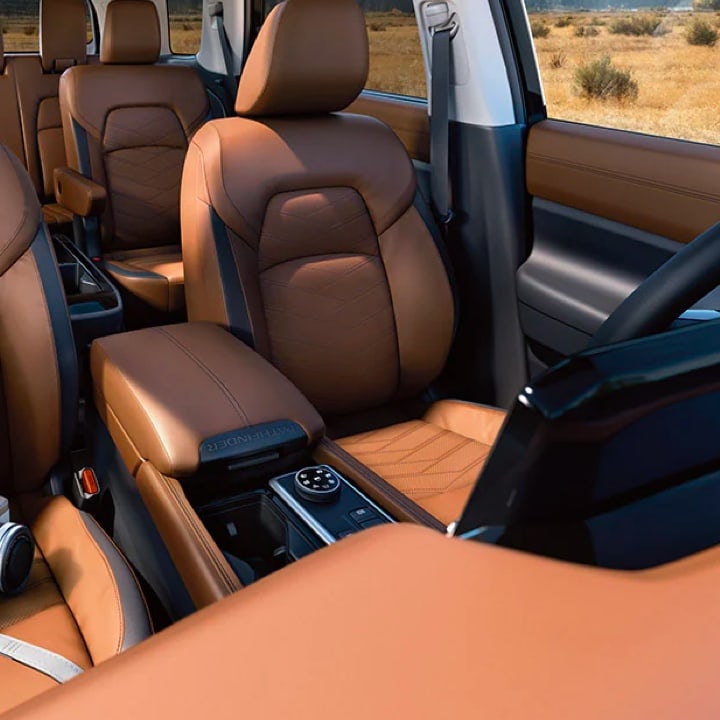 2022 Nissan Pathfinder driver seat and console