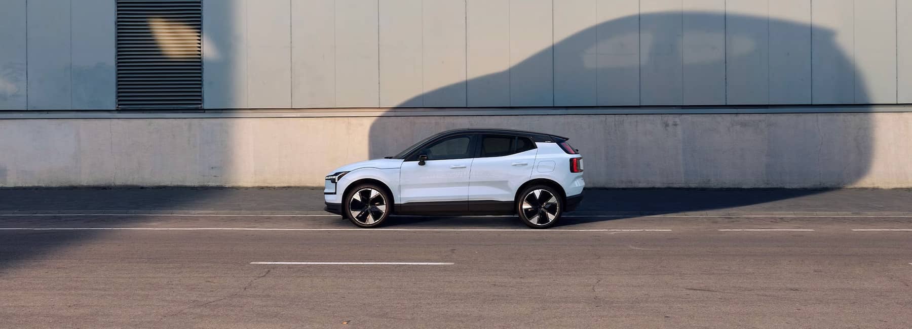 XC90+Hybrid+on+a+road